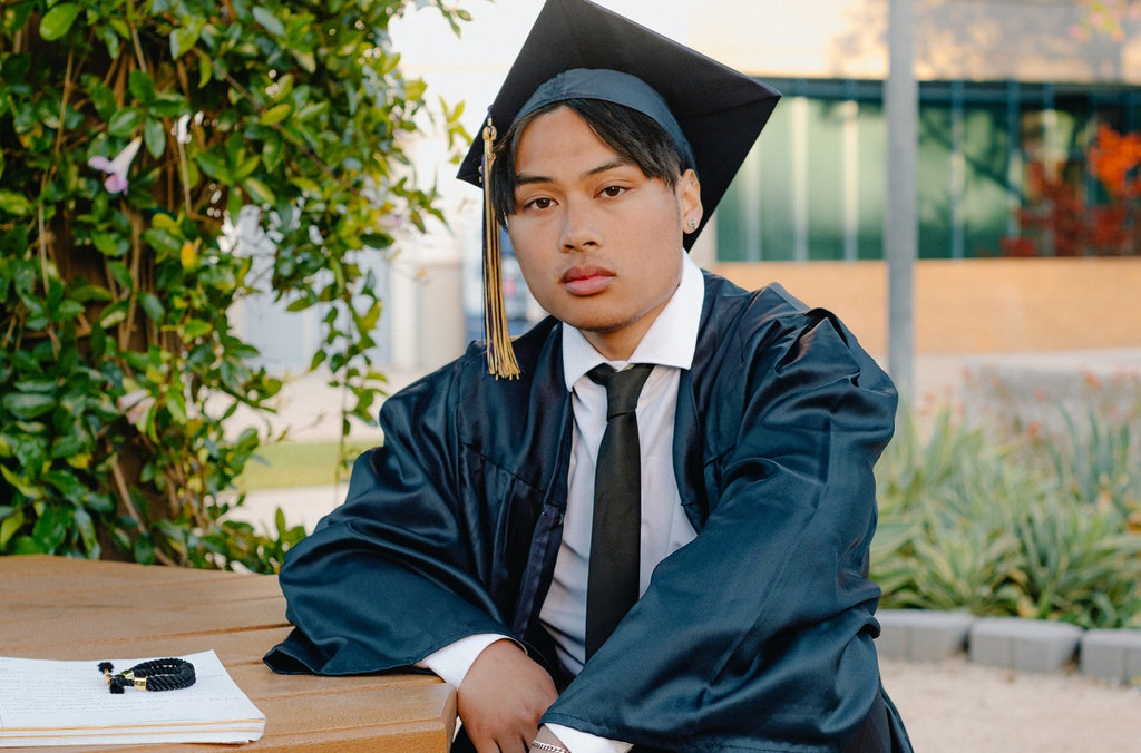 Graduation Photo Ideas - For Gigls And Guys | RetouchMe Blog